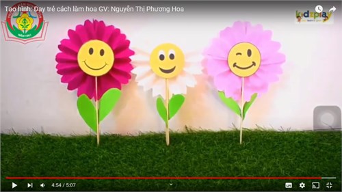 Tạo hình   Làm hoa từ nhiều nguyên liệu  - Giáo viên: Nguyễn Thị Phương Hoa
